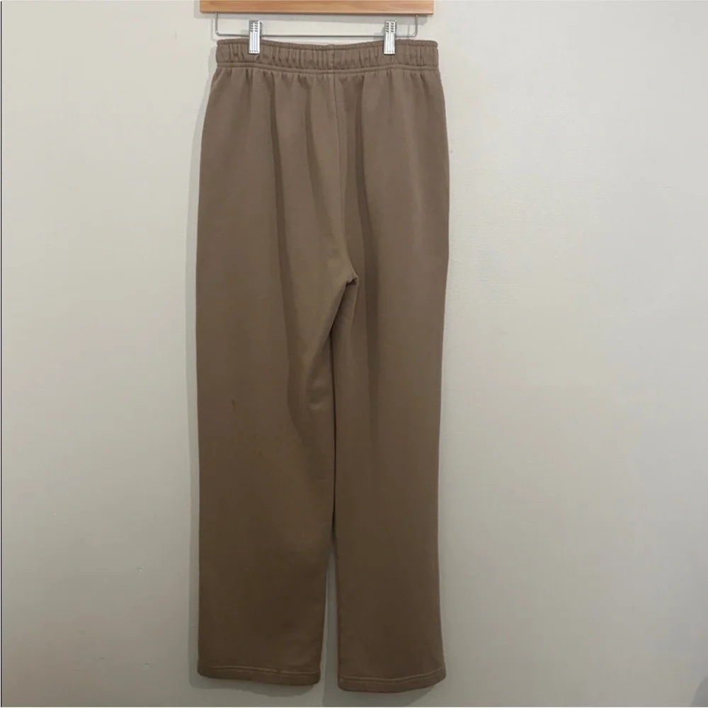 ALO Yoga Accolade Straight Leg Sweatpants in Gravel - Picture 6 of 8